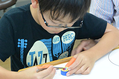 できるかぎり子どもたちの力で分解・組立てします